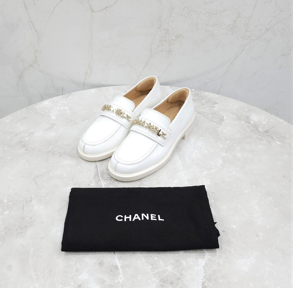 [럭스유] (새상품) 35.5 / 샤넬 페이던트 에나멜 화이트 체인 로퍼 G37430