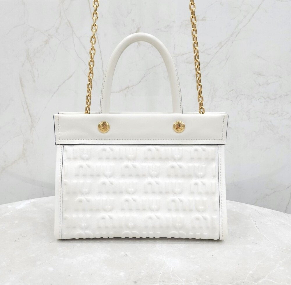 [럭스유] 미우미우 화이트 엠보스드 로고 토트 숄더백 5BA243