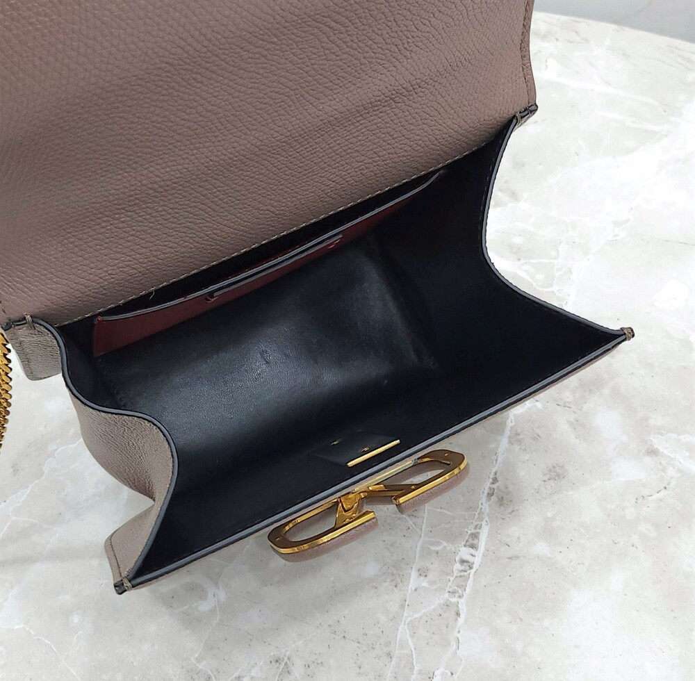 [럭스유] 발렌티노 가라바니 브이 슬링 클레이 크로스백