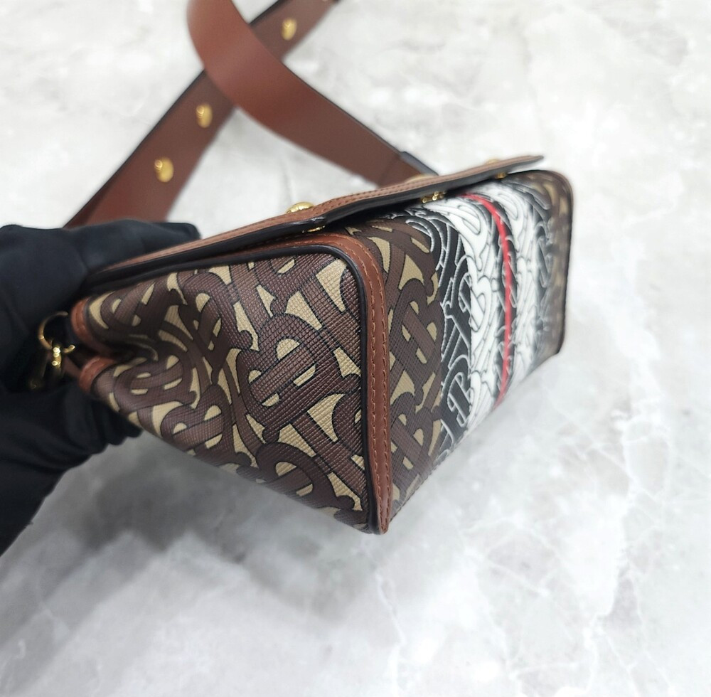 [럭스유] 버버리 TB 모노그램 스트라이프 크로스백 8033386