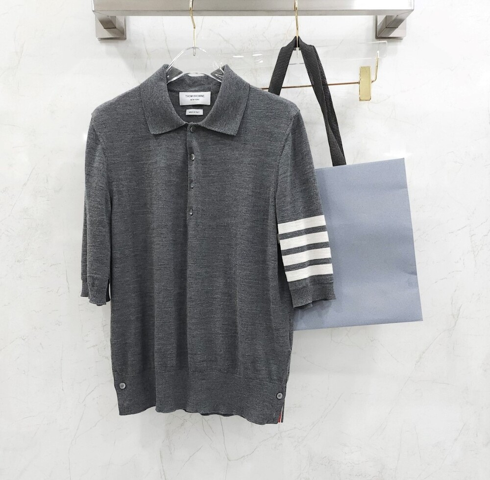 [럭스유] 3 / 톰브라운 차콜 그레이 사선완장 카라 니트 반팔 MKP048A