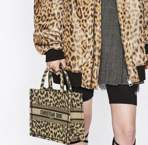 [럭스유] 디올 레오파드 스몰 북토트 백 M1265ZRHM