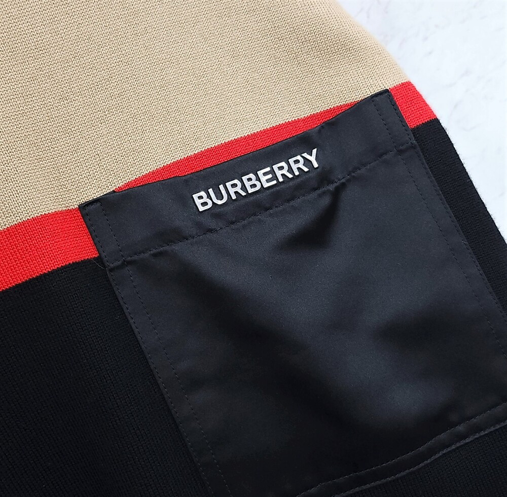 [럭스유] XS / 버버리 배색 스트라이프 포켓 로고 라운드 니트