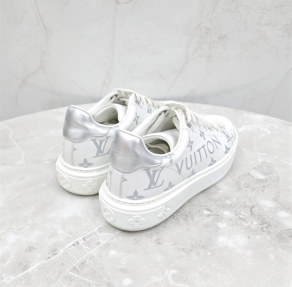 [럭스유] 35.5 / 루이비통 LV 실버 모노그램 타임아웃 스니커즈 1A8TAM