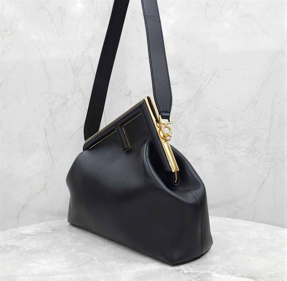 [럭스유] (새상품) 펜디 퍼스트 미디움 나파 블랙 숄더백 8BF127