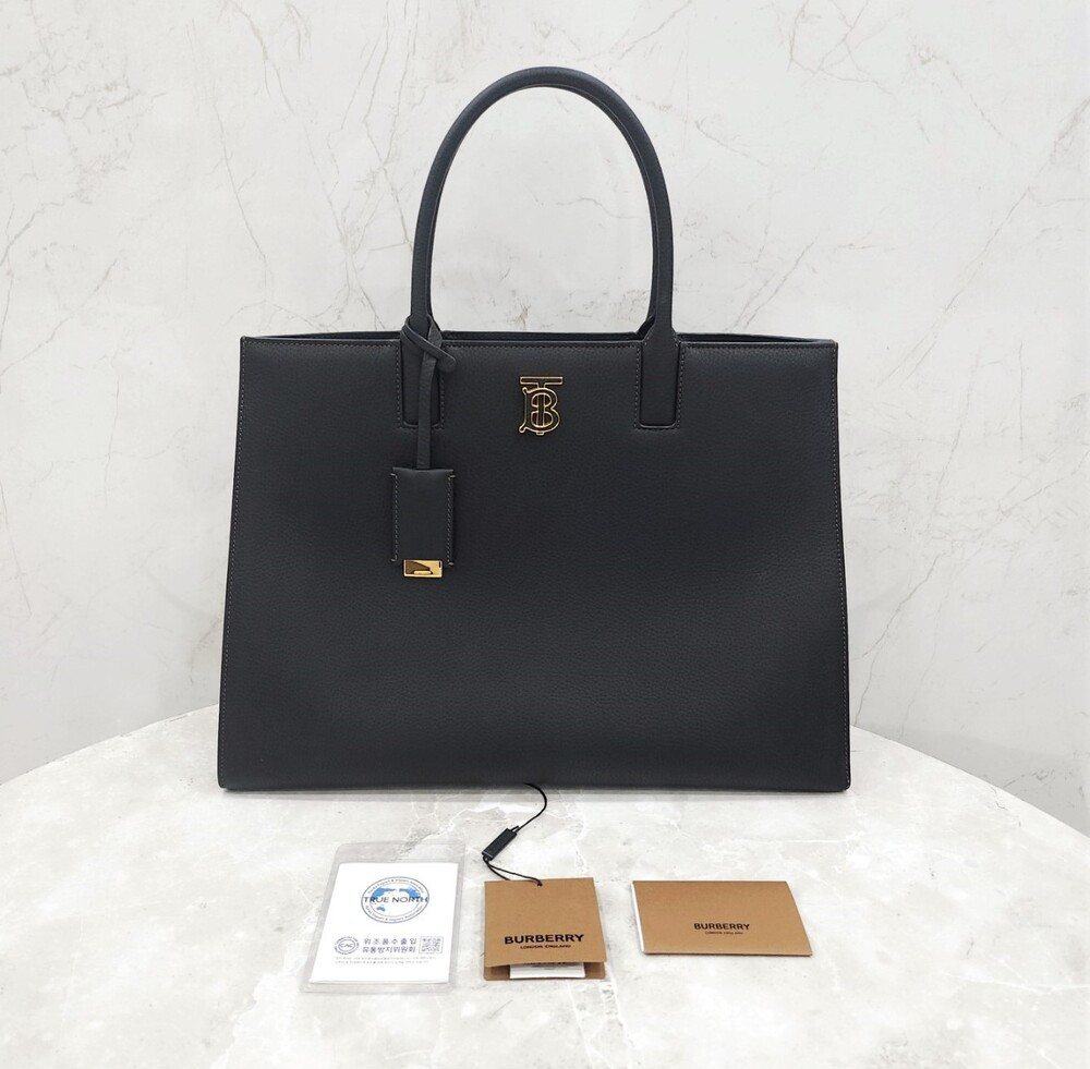 [럭스유] 버버리 TB 그레이니 레더백 미디엄 8049042