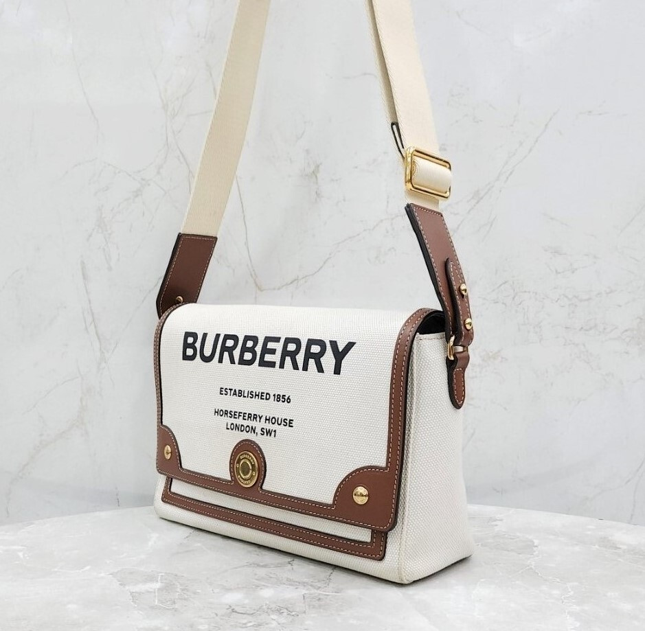 [럭스유] 버버리 호스페리 캔버스 로고 노트 크로스백