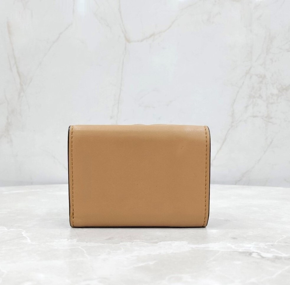 [럭스유] 펜디 바게트 마이크로 나파 트리폴드 지갑 8M0395