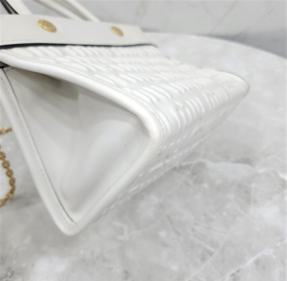 [럭스유] 미우미우 화이트 엠보스드 로고 토트 숄더백 5BA243