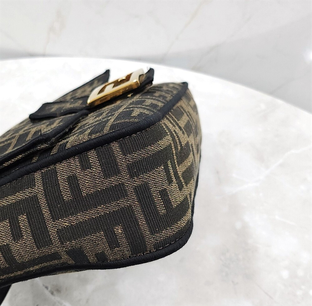 [럭스유] 펜디 FF 자카드 패브릭 바게트백