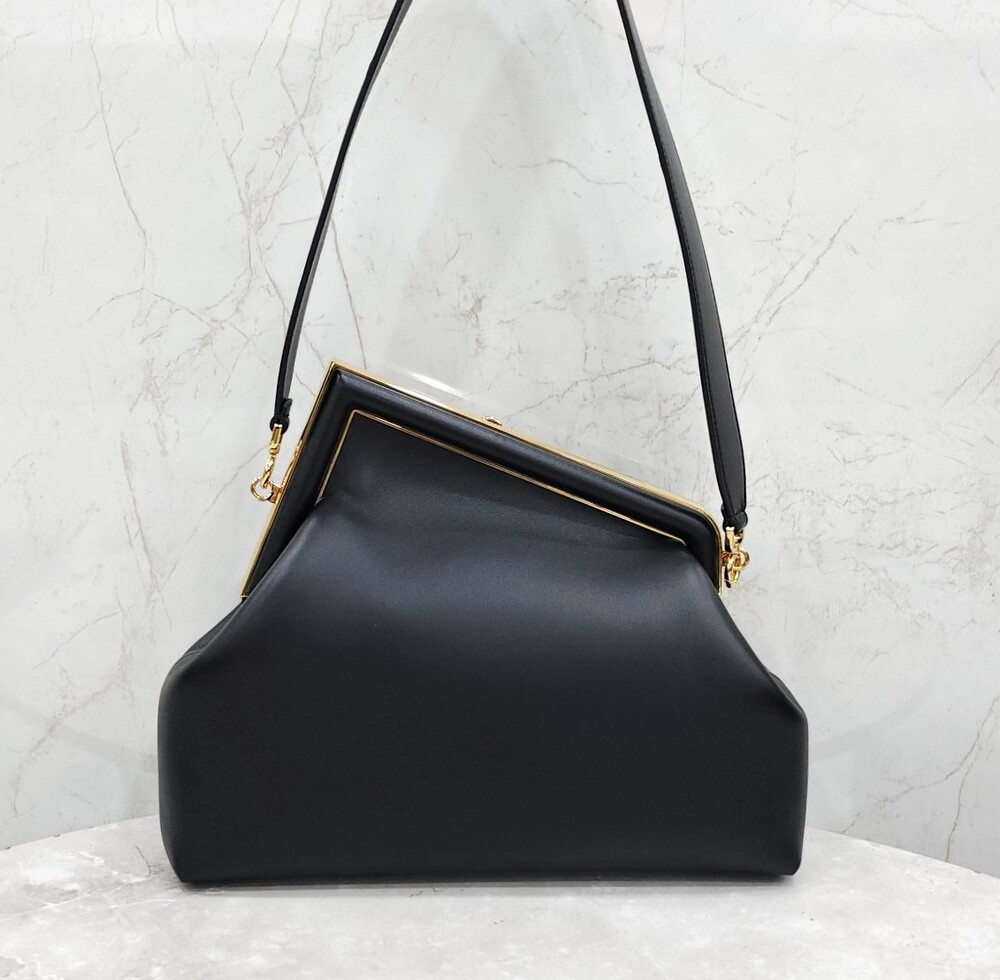 [럭스유] (새상품) 펜디 퍼스트 미디움 나파 블랙 숄더백 8BF127