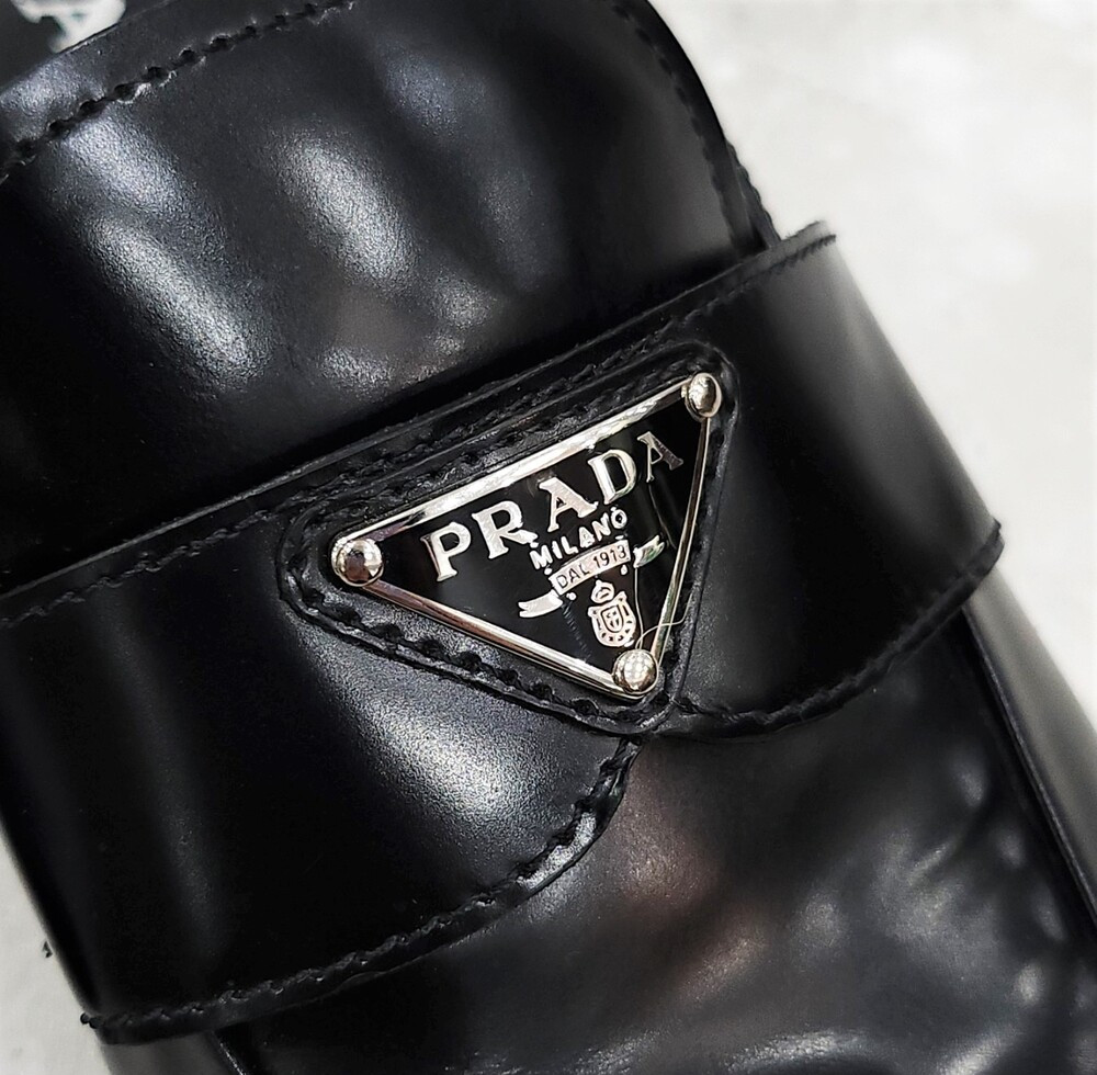 [럭스유] 39.5 / 프라다 삼각로고 브러쉬드 레더 뮬 1D918M