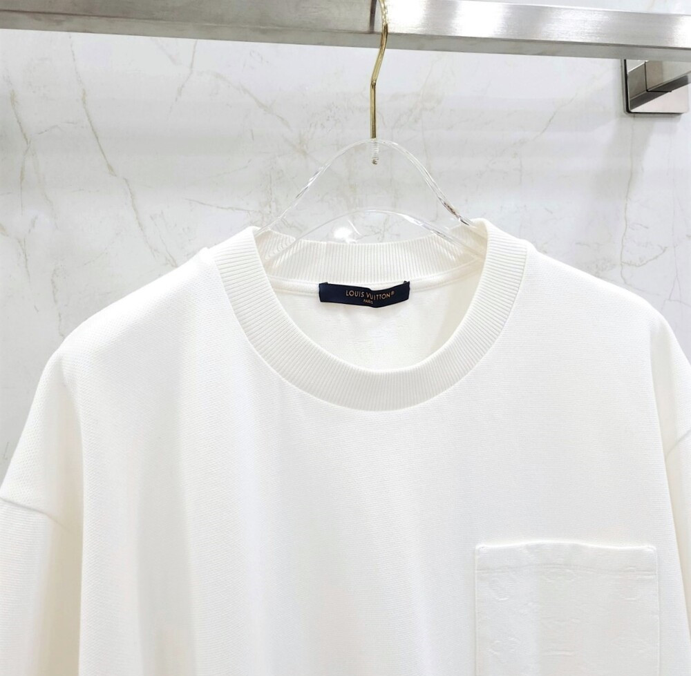 [럭스유] XXL / 루이비통 화이트 3D 모노그램 포켓 반팔 1AFBAB