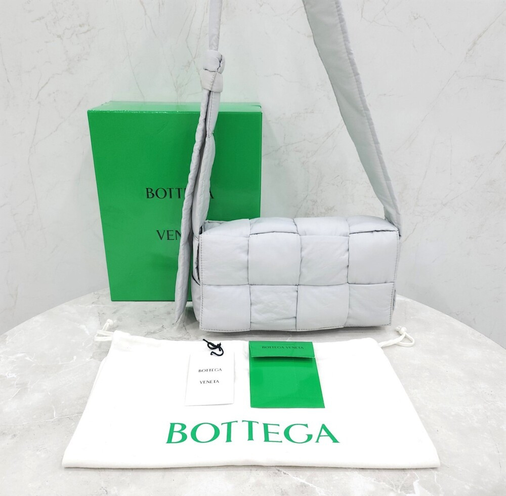 [럭스유] 보테가베네타 그레이 패디드 테크 카세트 크로스백 628951