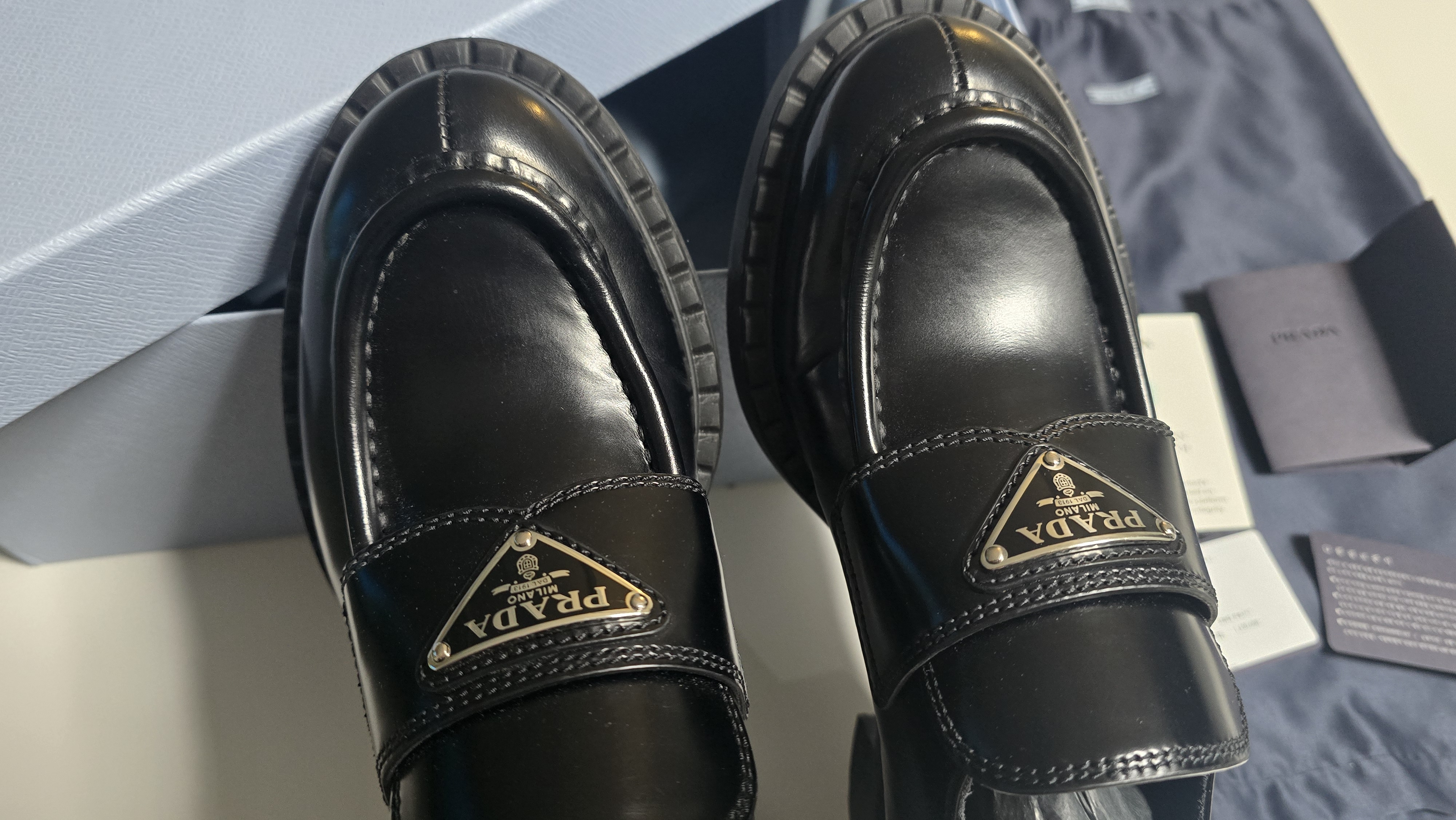 프라다 브러시드 로퍼 34.5