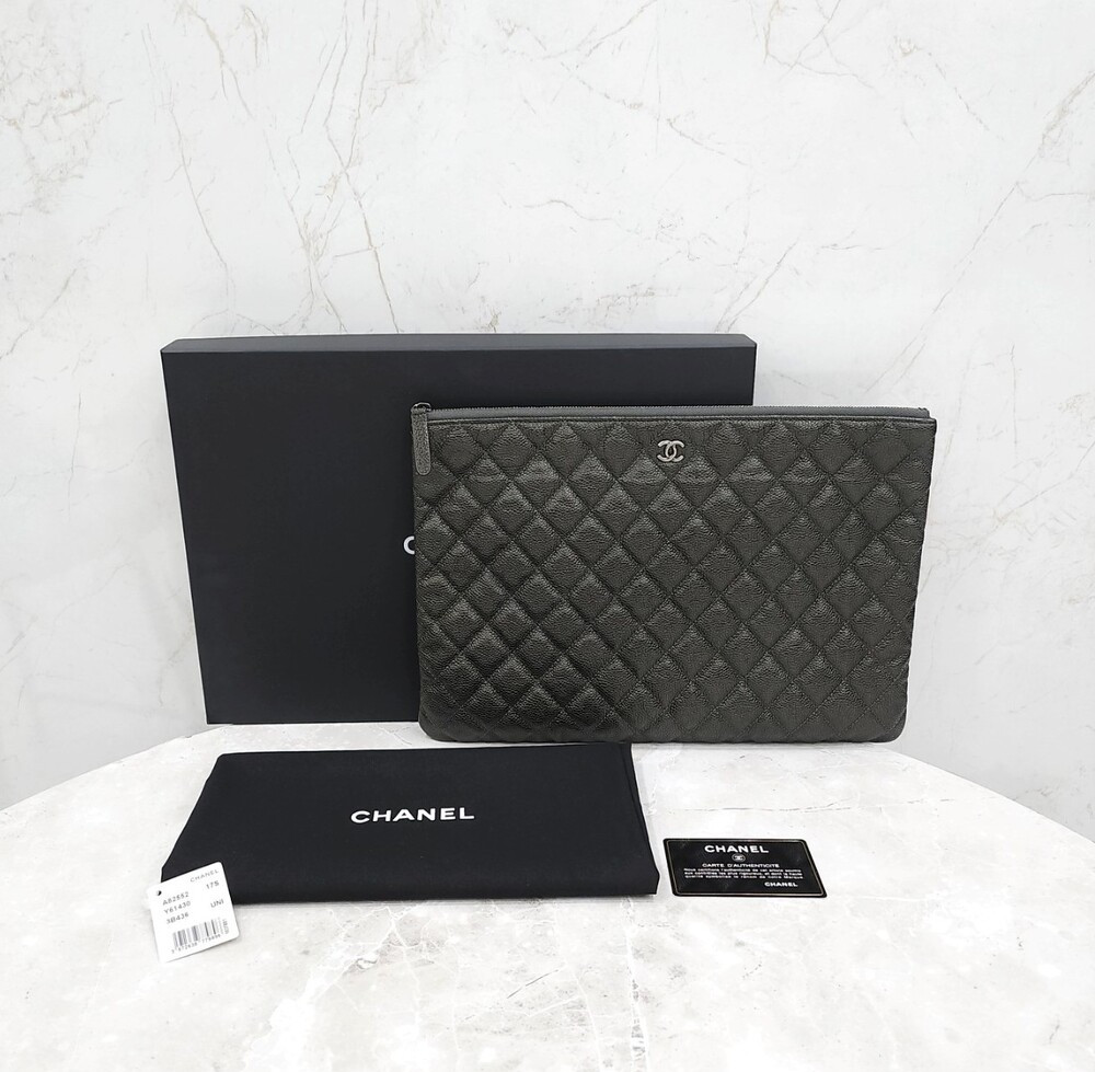 [럭스유] 샤넬 클래식 라지 파우치 그레인 카프스킨 A82552