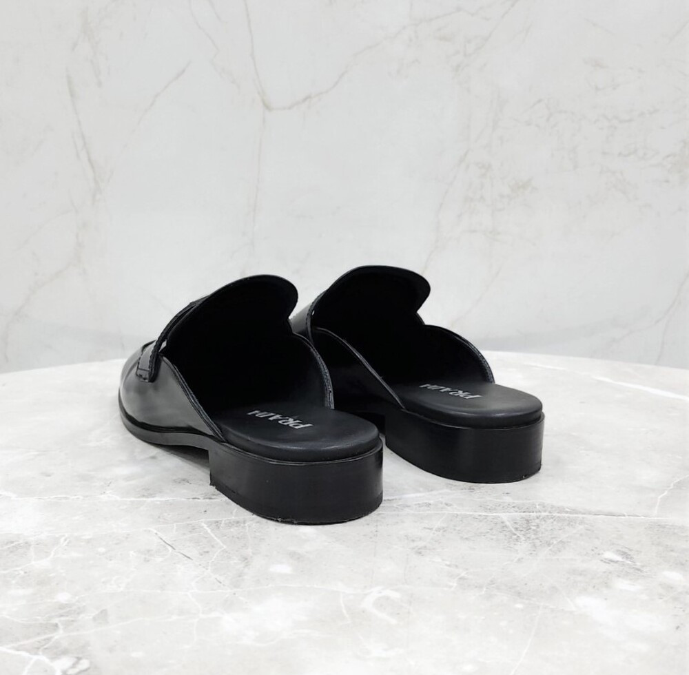 [럭스유] 39.5 / 프라다 삼각로고 브러쉬드 레더 뮬 1D918M