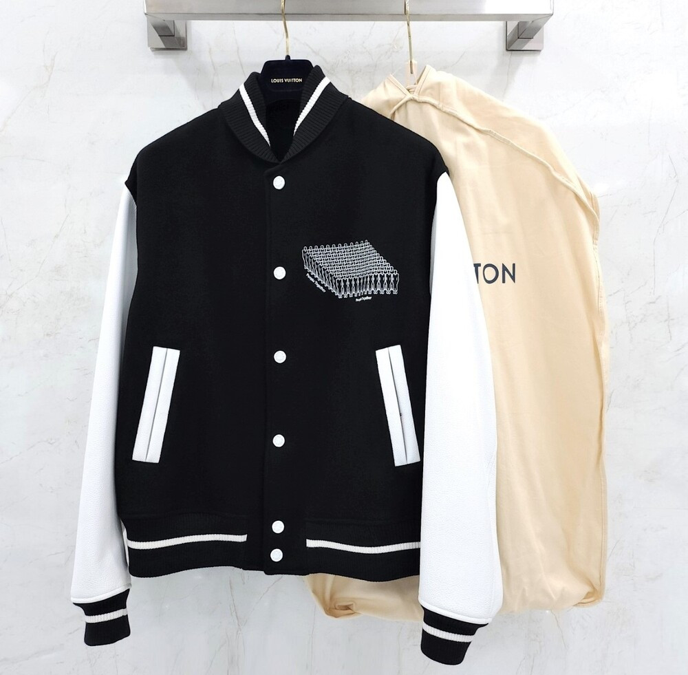 [럭스유] 54 / 루이비통 LV 클락 자수 프렌즈 레더 바시티 자켓
