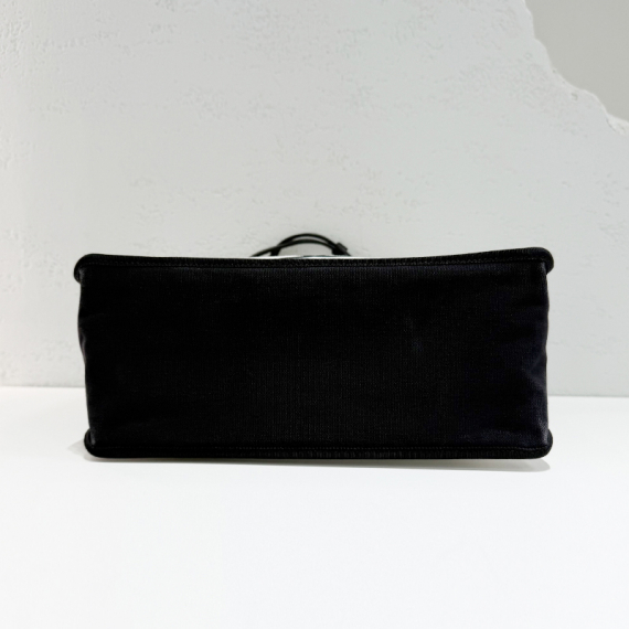 샤넬 CC로고 캔버스 화이트 블랙 토트백 20번대 A92884