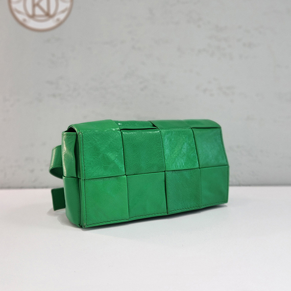 보테가베네타 카세트 레더 패러킷 크로스백 651053