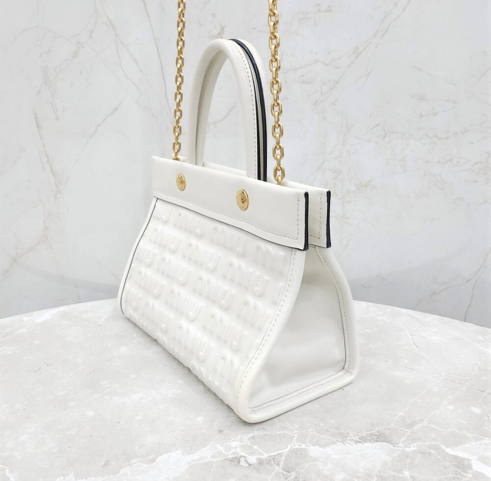 [럭스유] 미우미우 화이트 엠보스드 로고 토트 숄더백 5BA243