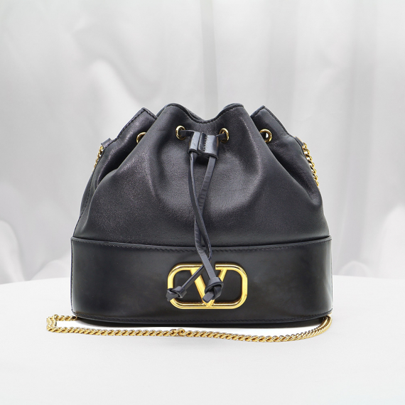 Valentino(발렌티노) VW0P0T83HPF 블랙 레더 금장 로고 버킷 숄더백