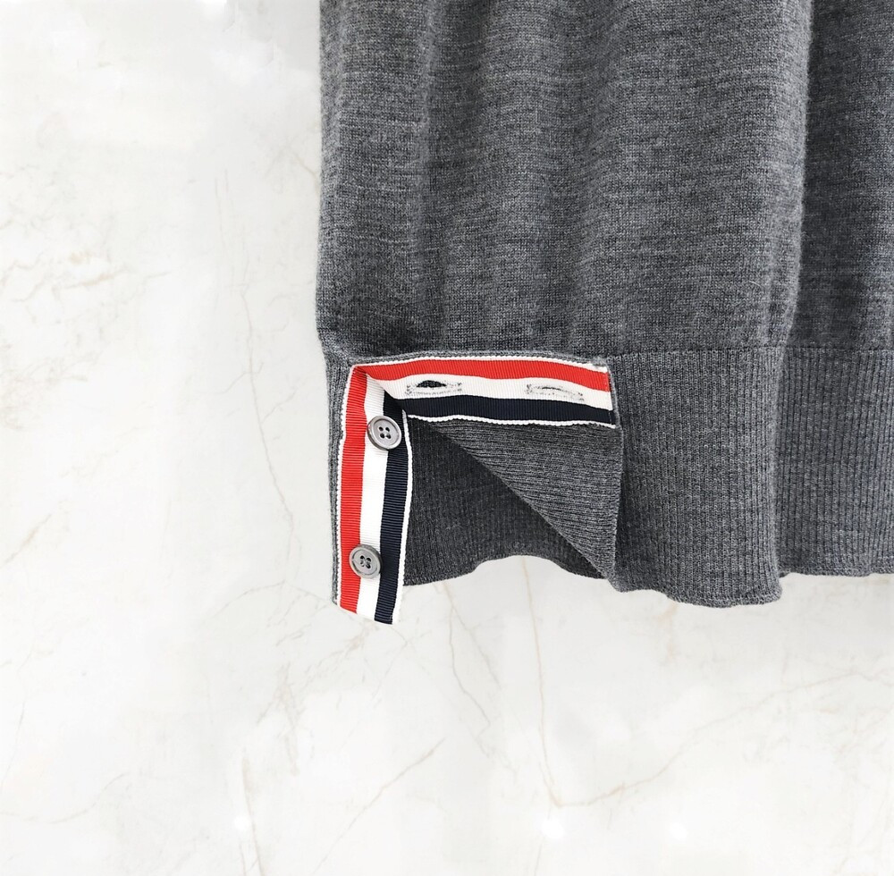 [럭스유] 3 / 톰브라운 차콜 그레이 사선완장 카라 니트 반팔 MKP048A