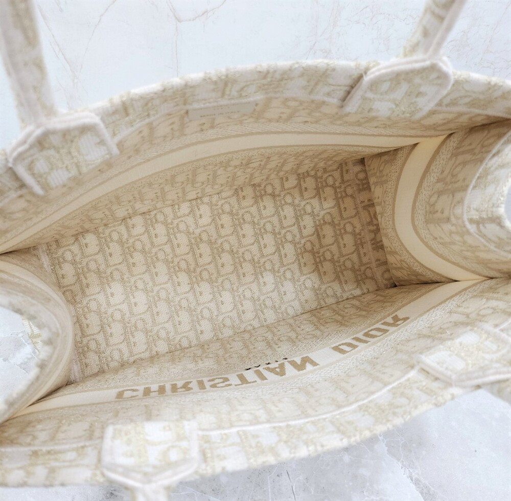 [럭스유] 디올 오블리크 북토트 미디엄 백 화이트 골드 M1296ZTQR_M981