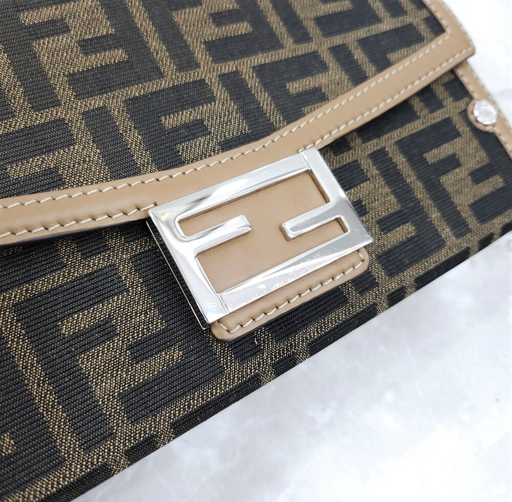 [럭스유] 펜디 FF 바게트 소프트 트렁크백 7VA565