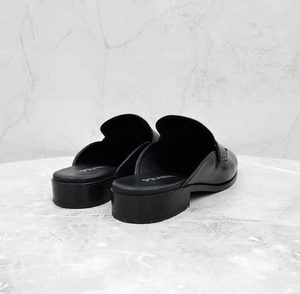 [럭스유] 39.5 / 프라다 삼각로고 브러쉬드 레더 뮬 1D918M