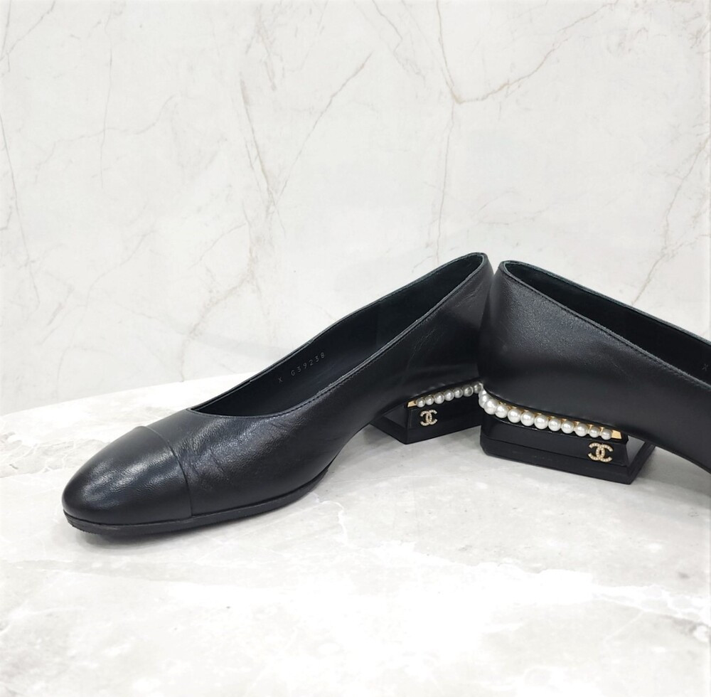 [럭스유] 38.5 / 샤넬 CC로고 진주 레더 펌프스