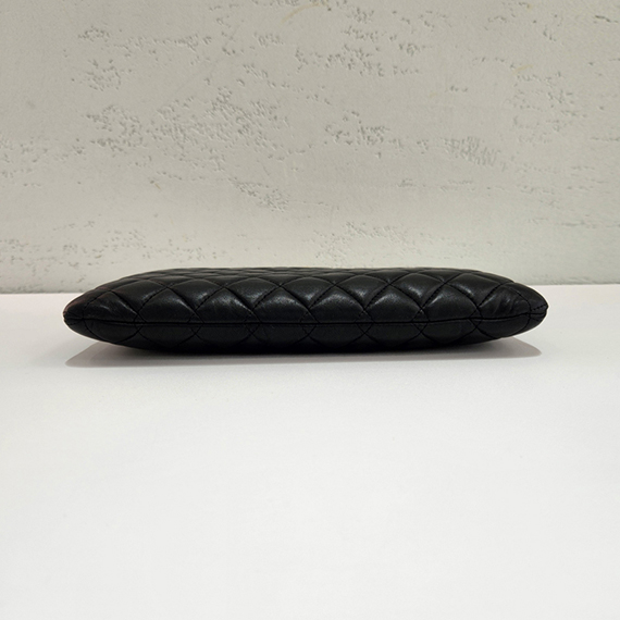 샤넬 램스킨 금장 보이 클러치 미듐 21번대 A84406