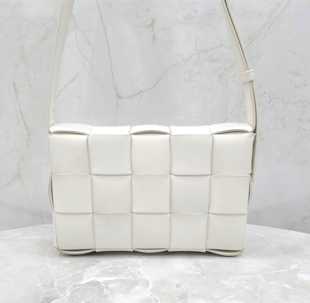 [럭스유] 보테가베네타 화이트 카세트 인트레치아토 크로스바디 백