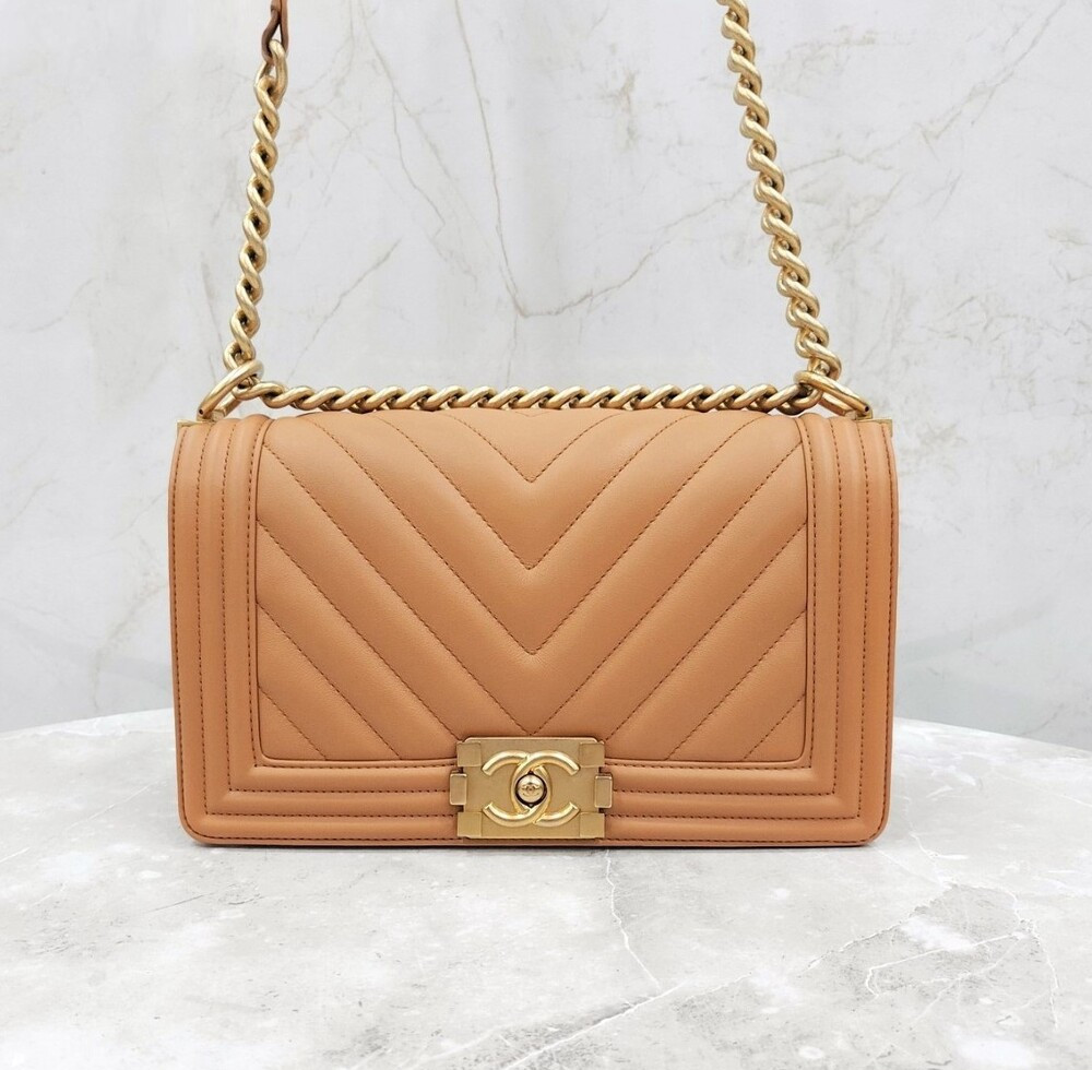 [럭스유] 샤넬 쉐브론 보이 미디움 플랩백 금장 28번대 A67086