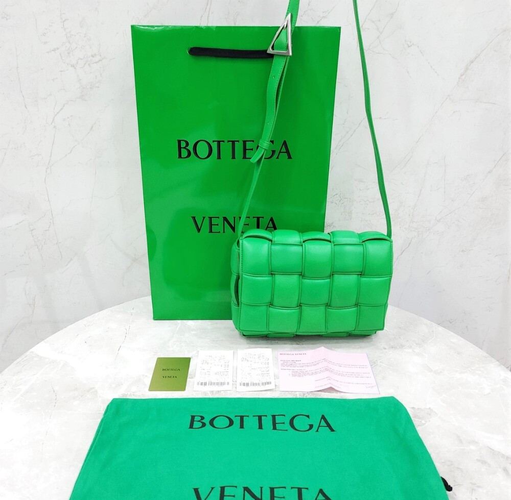 [럭스유] 보테가베네타 그린 인트레치아토 패딩 카세트 크로스백 591970