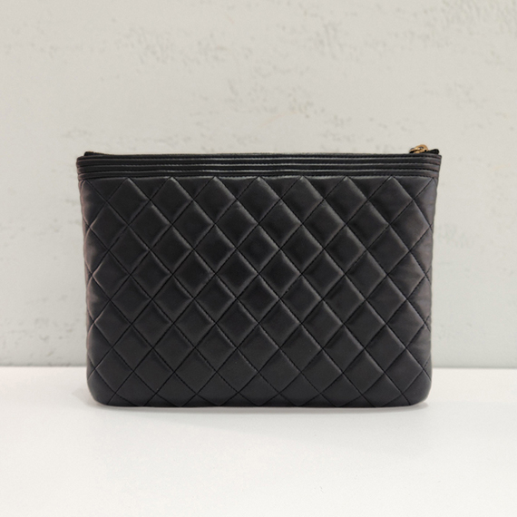 샤넬 램스킨 금장 보이 클러치 미듐 21번대 A84406