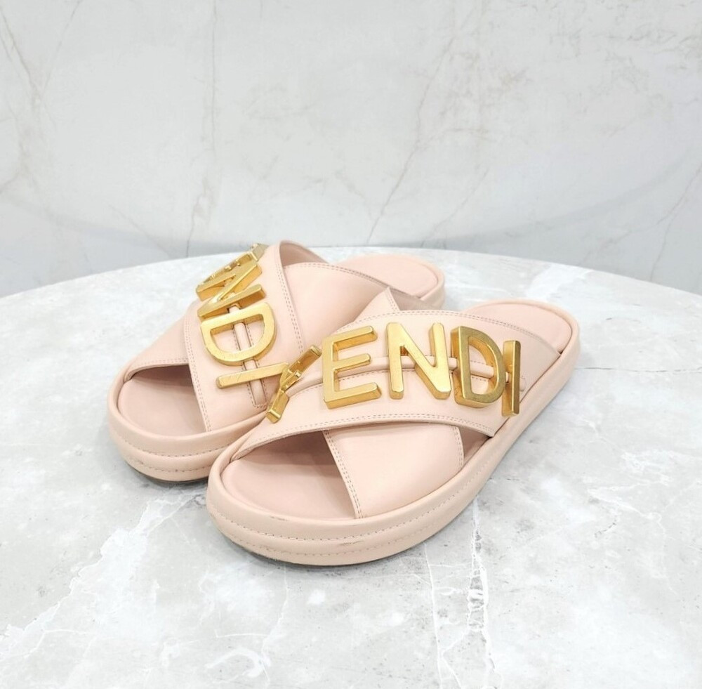 [럭스유] 37 / 펜디 그라피 메탈로고 슬라이드 샌들 8X8289