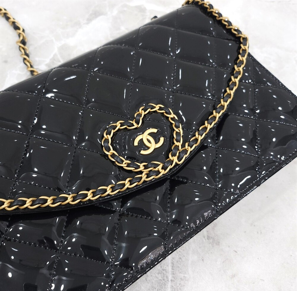 [럭스유] 샤넬 24C 하트 CC로고 페이던트 플랩 체인 숄더백 AS4900