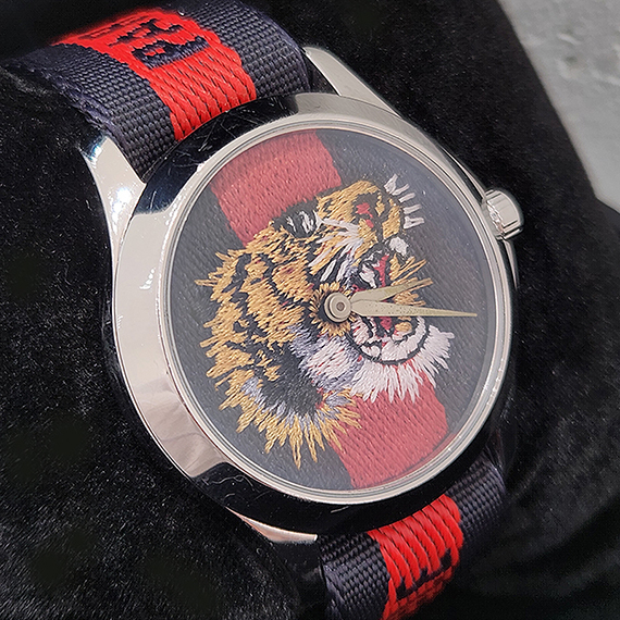 구찌 타이거 나토 밴드 38MM 시계 YA126495