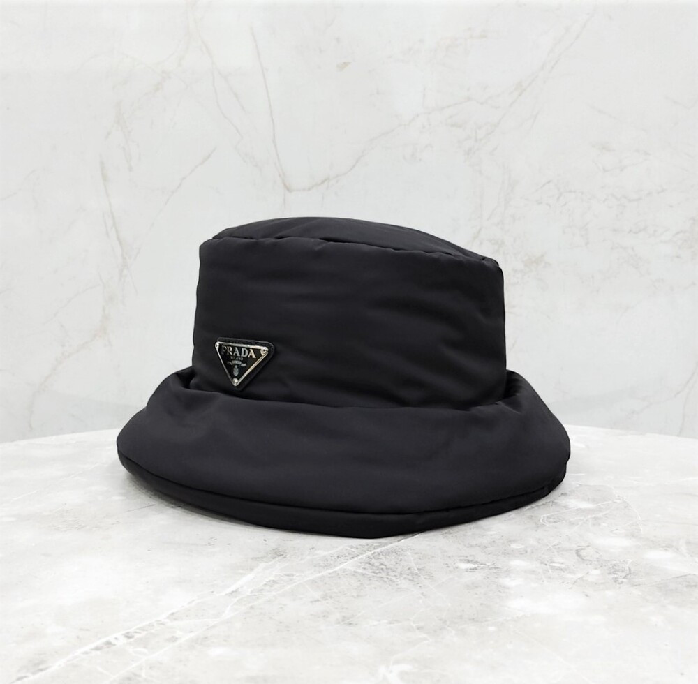 [럭스유] (새상품) 프라다 삼각로고 패딩 버킷햇 M 2HC248