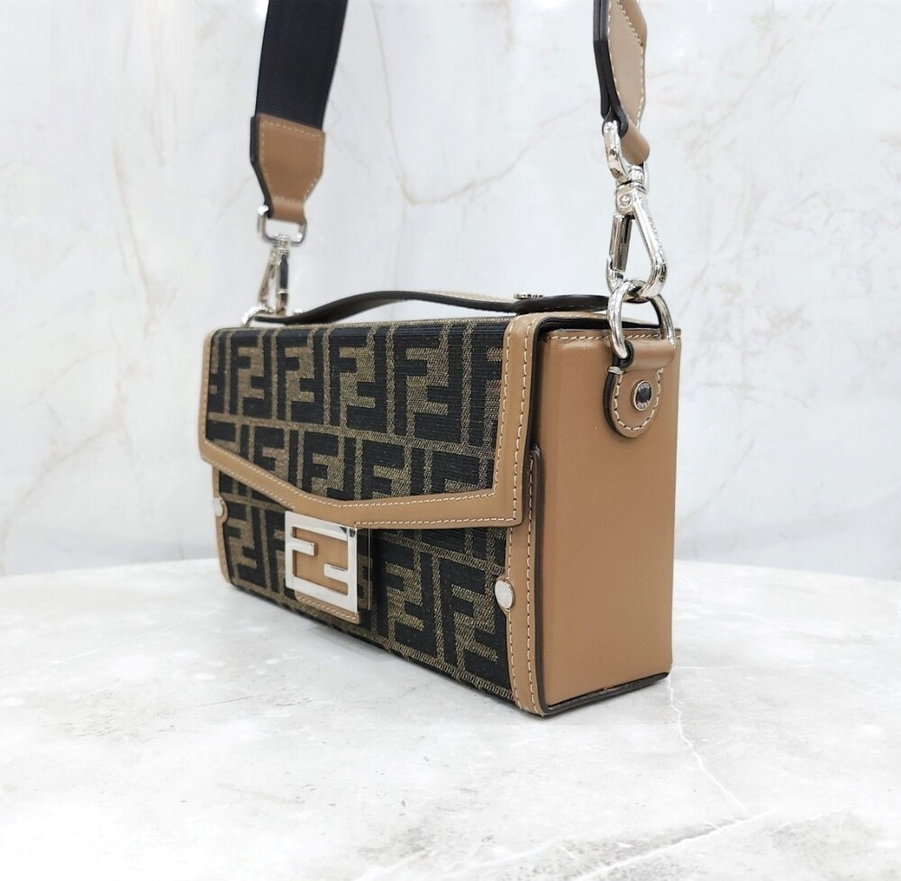 [럭스유] 펜디 FF 바게트 소프트 트렁크백 7VA565