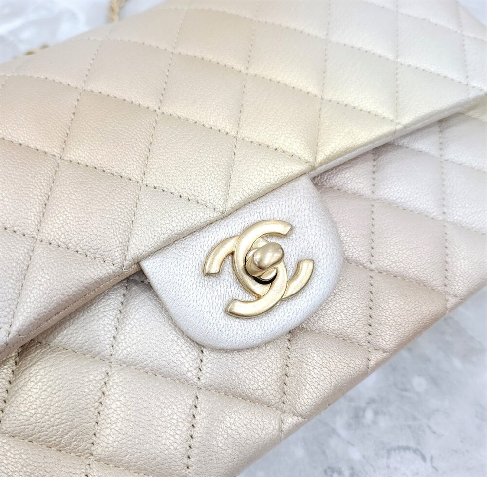 [럭스유] 샤넬 클래식 미디움 플랩백 신형내장칩