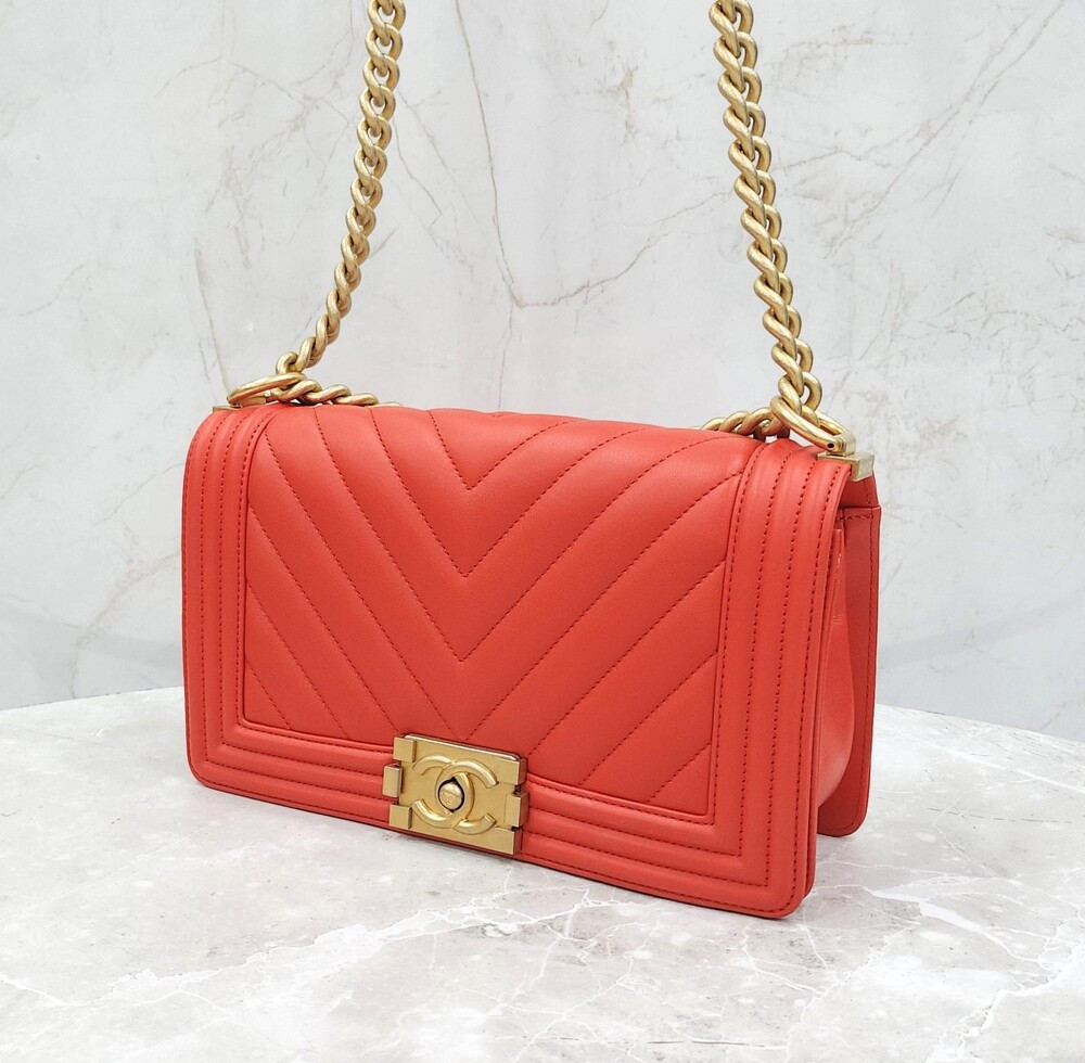 [럭스유] 샤넬 쉐브론 보이 플랩백 미디움 금장 27번대