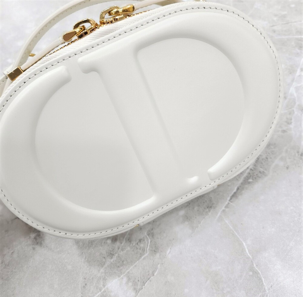 [럭스유] (새상품) 디올 CD 시그니처 오벌 카메라백 라떼 카프스킨 S2201UMFV