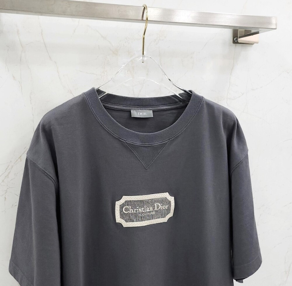 [럭스유] XXL / 디올 꾸뛰르 자수 로고 반팔 티셔츠 243J685B0554