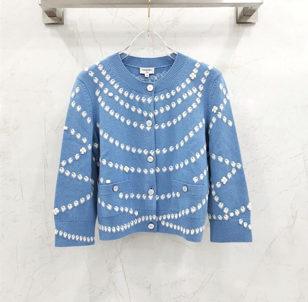[럭스유] (새상품) 38 / 샤넬 25SS CC로고 도트 캐시미어 가디건 라이트블루 P79270