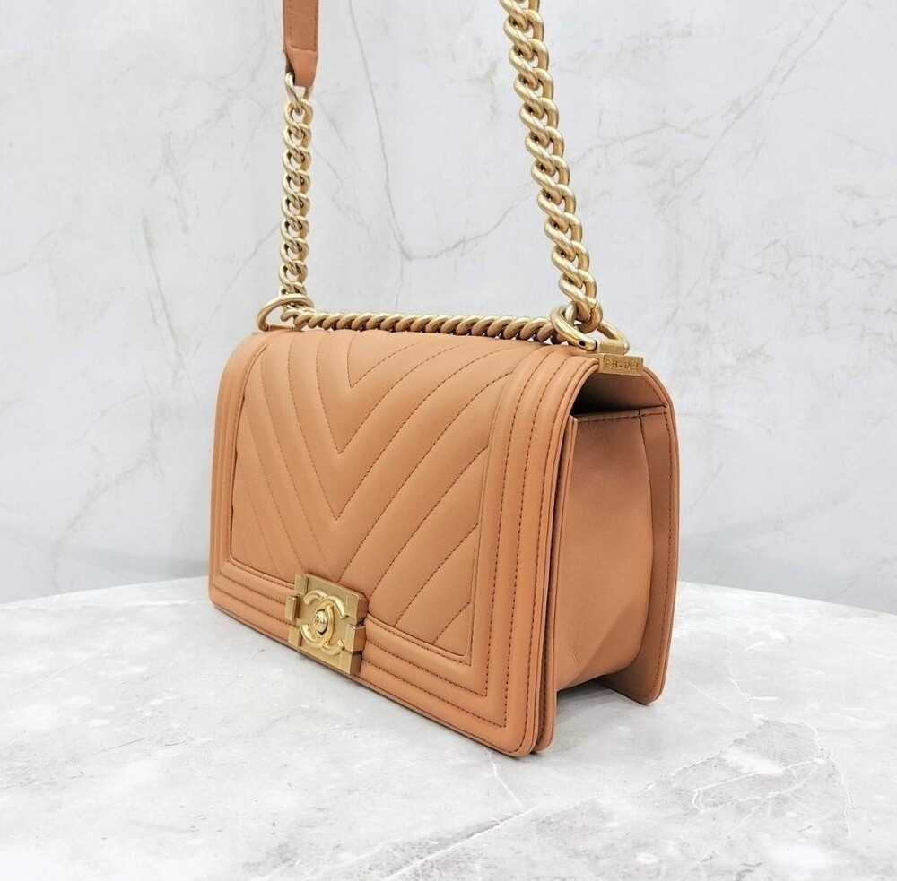 [럭스유] 샤넬 쉐브론 보이 미디움 플랩백 금장 28번대 A67086