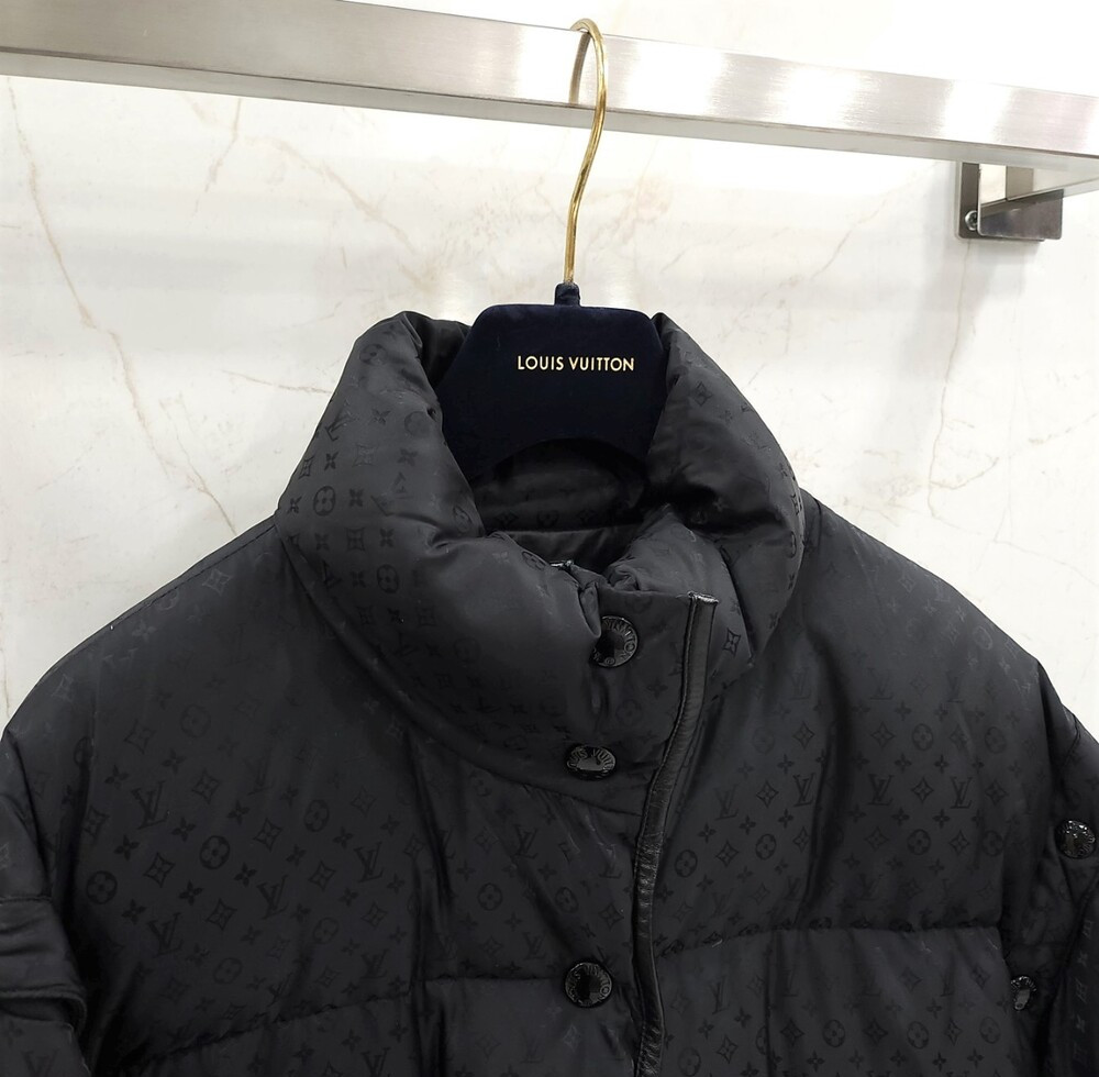 [럭스유] 34 / 루이비통 모노그램 스냅 슬리브 오버 구스 다운 패딩