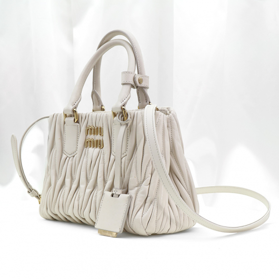 MiuMiu(미우미우) 5BA259 화이트 나파 마테라세 금장 아르카디 스몰 토트 2WAY