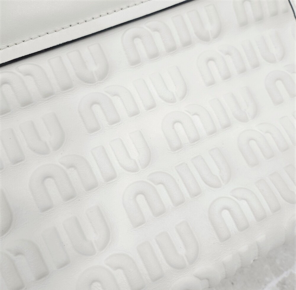 [럭스유] 미우미우 화이트 엠보스드 로고 토트 숄더백 5BA243